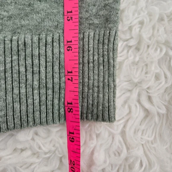 Cyrus short sleeve soft sweater V-neckline Size Small. New without tags. - Picture 5 of 7
